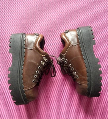 Zapatillas de plataforma de cuero grueso UNIF en cuero marrón Foto 1 de 4