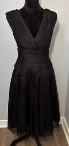 Tadashi kleines schwarzes elegantes Kleid aus 100 % Seide mit Ösenausschnitten im Rock Größe 2 - Bild 1 von 12