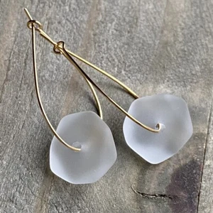 Min Favorit Frost weißes Meer Glas Nugget & Gold Pl Handwerk Ohrhänger - Bild 1 von 7