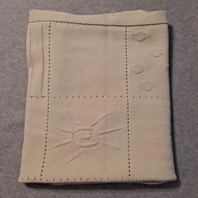 Manta infantil tejida crema Child of Mine con diseño de bloques con animales y formas Foto 1 de 4