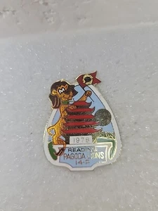 Lions Club 1978 Reading Pagoda Lions 14-P Cloisonne Enamel Pin Flag - Picture 1 of 4