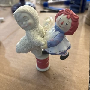 Dept 56 Raggedy Ann "Baila con mi bebé" Snowbabies adorno de Navidad - Imagen 1 de 7