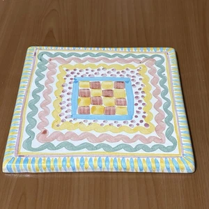 MacKenzie-Childs Fliesenuntersetzer 8x8 handbemalt gelb blau Rand weinrot kariert - Bild 1 von 2