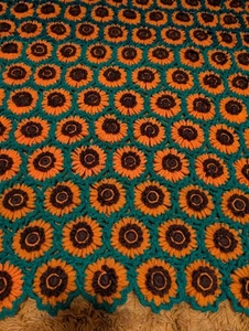 Vintage Handarbeit afghanisch gehäkelt gestrickt Überwurf Schoß Decke Gänseblümchen Blumen orange grün - Bild 1 von 3