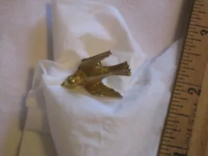 Vintage AVON Dove Tack Pin Goldtone 1970's Approx. 1" x 3/4" - Picture 1 of 8