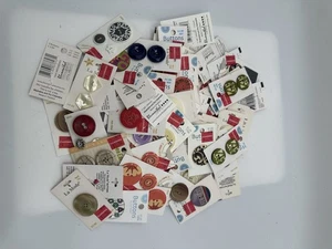 Vintage  Buttons Lot On Original Cards Styles La Mode &  Others - Picture 1 of 4