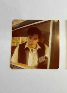ELVIS PRESLEY VINTAGE SELTENES FOTO OFFEN IM AUTO BEVERLY HILL CA.  1969 - Bild 1 von 2
