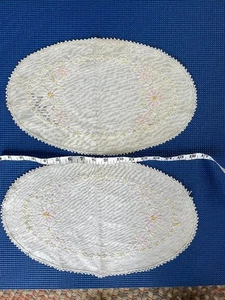 2 Vintage handbestickte Kommode Schal Tischläufer Häkelkante - Bild 1 von 3