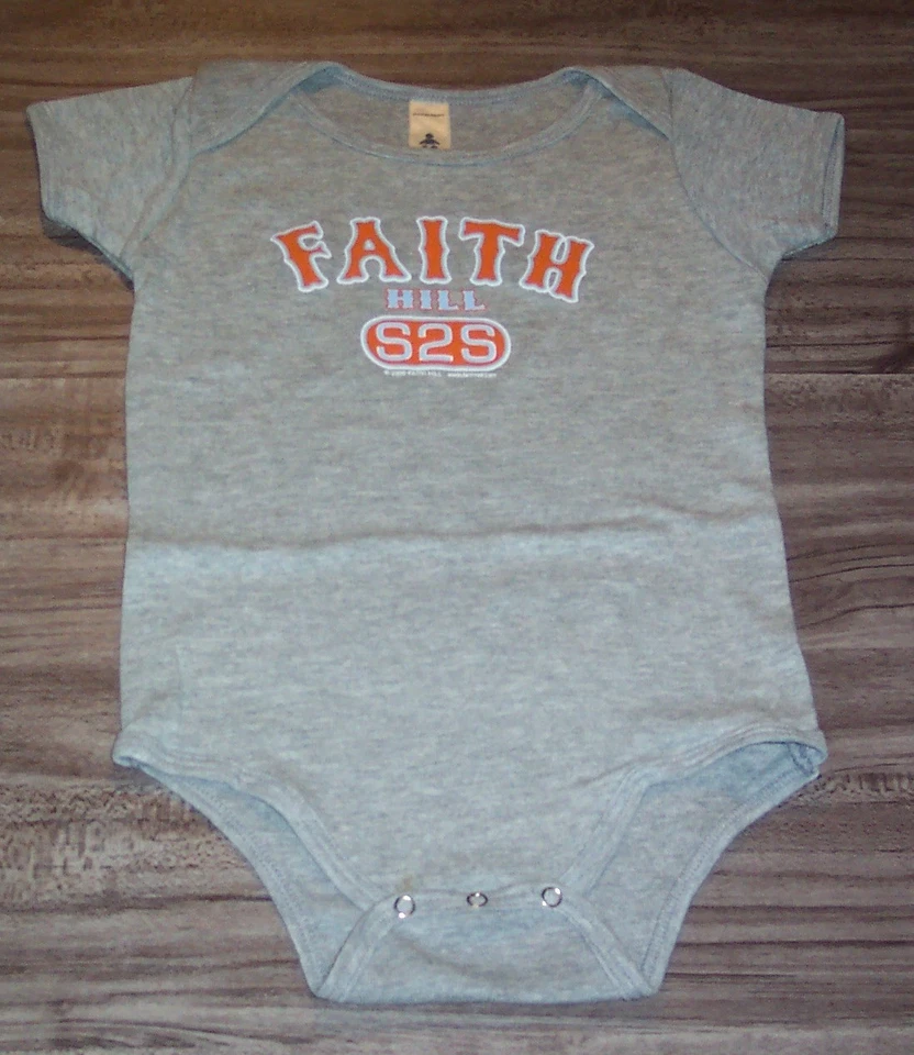 FAITH HILL Soul2Soul BABY MONO UNA PIEZA Camisa Conjunto 12-18 Meses NUEVO Foto 1 de 4