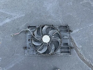 2015-2018 VOLKSWAGEN GOLF GTI RADIATOR MOTOR FAN ASSEMBLY 5QM121205D OEM 15 -1 8 - Picture 1 of 8