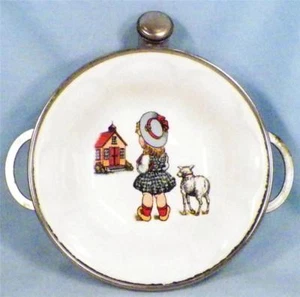 Ancien plat chauffant bébé petite fille agneau école maison poterie bol base métal - Photo 1/6
