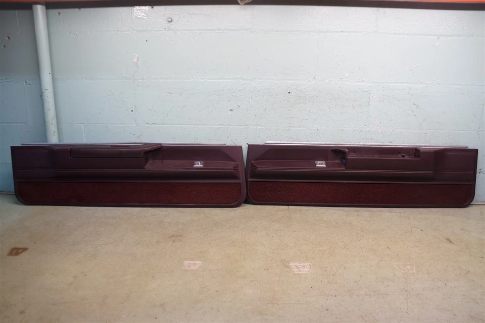 Oldsmobile Cutlass Brougham Borgoña 1981 1987 panel de puerta inferior derecho *G1 Foto 1 de 4