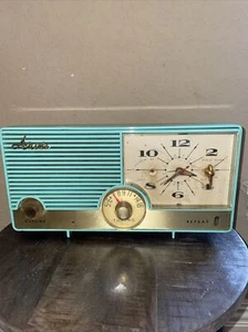 Vintage Arvin Mid-Century Cyan Blue Plastic Vintage Clock Alarm AM Radio - Picture 1 of 15
