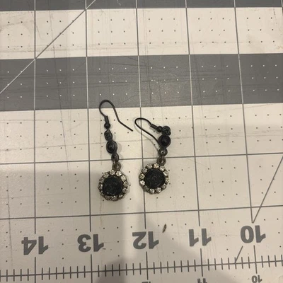 Pendientes colgantes rosa negra con diamantes Foto 1 de 3