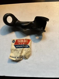 2W6-27422-00 Yamaha OEM Footrest Bracket NOS YZ125 - Picture 1 of 4