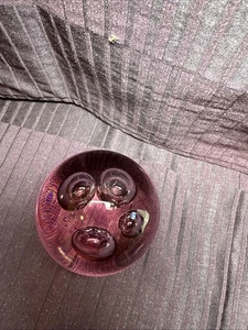 Hermoso pisapapeles bola soplada de vidrio púrpura patrón de pata burbujas - Imagen 1 de 13