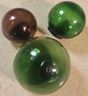 Lote de 3 flotadores de pesca de vidrio japoneses vintage 2 verdes 1 bola púrpura soplada a mano Foto 1 de 4