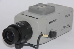 Sony SSC-DC14 Hyper HAD digitale Farbvideokamera mit Regenbogenobjektiv 3,5–8,0 mm - Bild 1 von 5