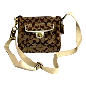 Bolso de Hombro Coach Bronceado Tono Dorado Logotipo con Borde Tono Dorado Hecho en China - Imagen 1 de 9