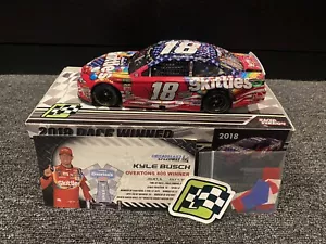 2018 KYLE BUSCH #18 CHICAGOLAND RACE WIN SKITTLES ROSSO BIANCO E BLU 1:24 PRESSOFUSO - Foto 1 di 8