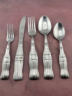 Juego de cubiertos Gibson Coca-Cola acero inoxidable 18/0 con mango de botella de Coca-Cola 5 piezas cubiertos Foto 1 de 4