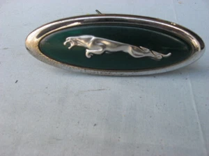 1997-2002 JAGUAR XK8 LEFT SIDE FENDER EMBLEM GREEN LOGO BADGE HJA5771AA OEM - Picture 1 of 3
