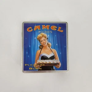 Latta per sigarette in metallo con pin up bambina con luci cammello - Foto 1 di 2