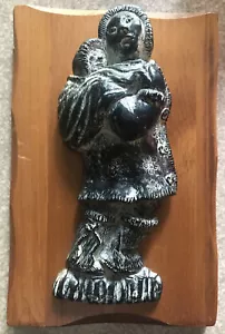 Figura de piedra jabonosa AL LOBO talla de inuit llevando bebé colgante de pared - Imagen 1 de 3