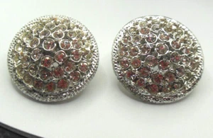 Orecchini a clip a cupola rotonda con strass pavè trasparenti firmati Judy Lee diametro 1" - Foto 1 di 2