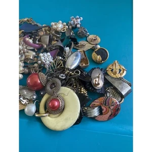 Vintage Costume Jewelry Lot Mixed Earrings Brooches Pendants Repair Craft - Picture 1 of 6