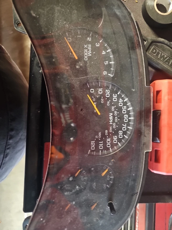 2003-2005  Yukon Suburban Instrument Cluster Cluster Works Prndl Doesnt Light Up - Image 1 of 1