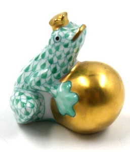 HEREND PORCELAIN FISH SCALE FISHNET GREEN 15369 FROG PRINCE FIGURE GOLD ACCENTS - Picture 1 of 4