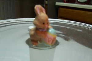 1993 Hallmark Easter/Spring Merry Miniature Bunny with Cracked Egg Mint - Picture 1 of 1