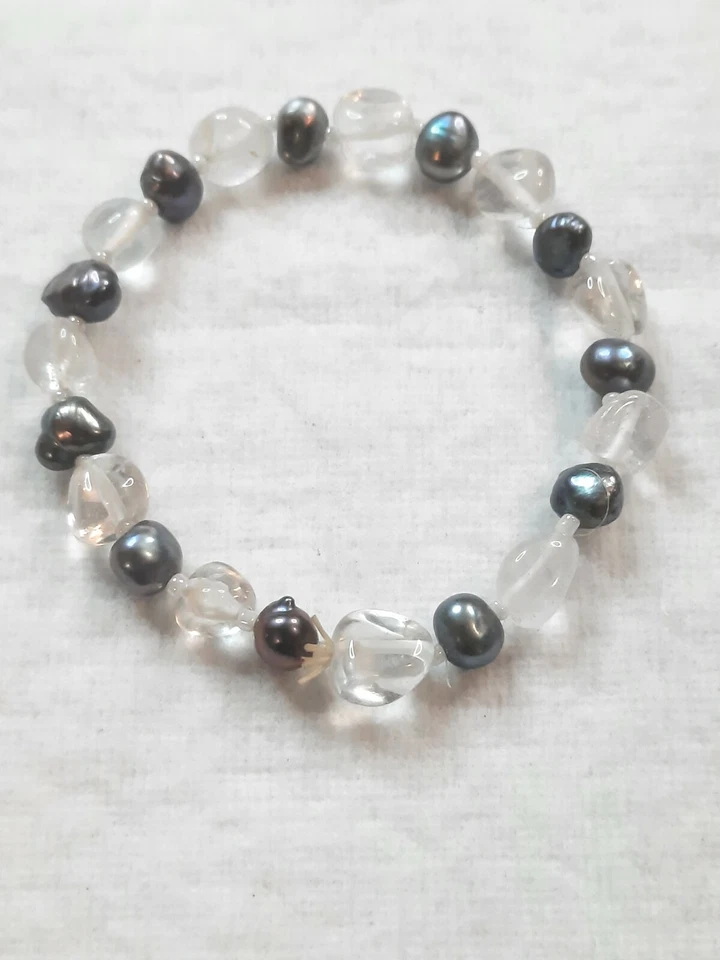 Pulseira de cristal vintage do final dos anos 1900 pérolas cinzentas e rocha mede 2 polegadas de diâmetro - Imagem 1 de 3