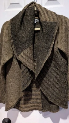 Cárdigan mujer Carducci, talla grande, dobladillo asimétrico marrón. Varios patrones Foto 1 de 4