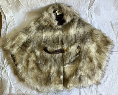 De colección Henry’s Things ~~~ Capa de Piel Sintética Medio Bronceado Mantón Envolvente Mod Boho Glam Foto 1 de 4