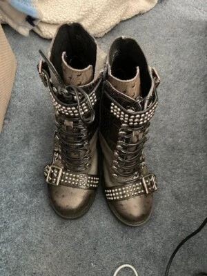 Nuevo con etiquetas Botín Jeffrey Campbell Lilith-2 Tacón Bloque Hebilla Tachonada Serpiente Mujer Talla 10 Foto 1 de 4