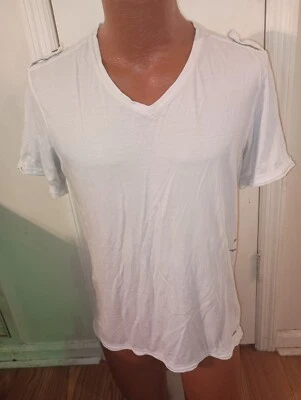 Camiseta de hombre Guess charreteras blancas medianas cuello en V manga corta. Foto 1 de 4