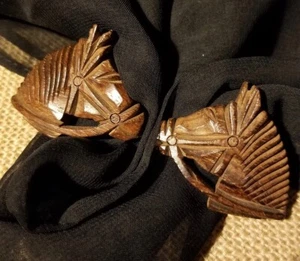 ART DECO CAVALLI DA BACIO legno intagliato bachelite epoca primavera clip posteriore spilla spilla vintage - Foto 1 di 10