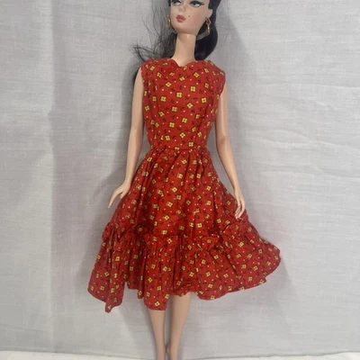 Vestido clon Barbie vintage rojo floral broches de presión de metal necesita reparación menor sin muñeca Foto 1 de 4