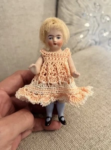 Antike Liebling 4,25 Zoll massive Kuppel Kopf alle Biskuit deutsche Puppe mit blauen Strümpfen - Bild 1 von 12