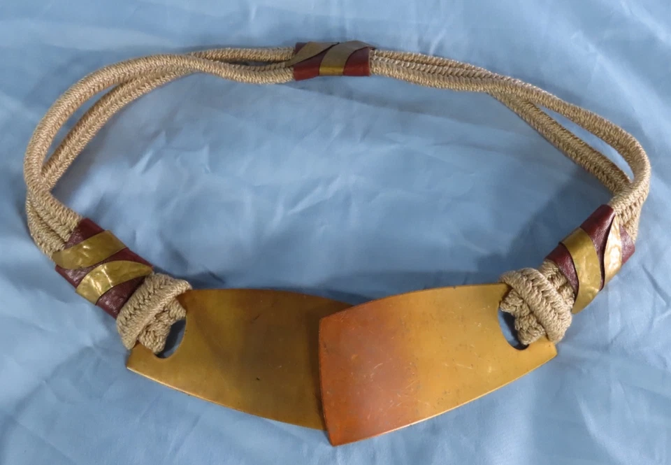 CINTO VINTAGE DÉCADA DE 1970 bege corda elástica couro latão martelado ombre fivela frontal em V P - Imagem 1 de 4