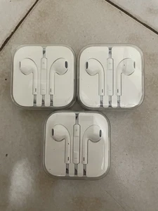 Lot of 3 New Apple Earpods 3.5mm iPhone Wired Earpods Earphones Earbuds Original - Photo 1 sur 6