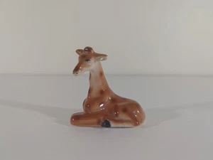 Estatuilla de cerámica de jirafa acostada Japón vintage de 2,75" de alto x 1,75 de ancho alta - Imagen 1 de 6