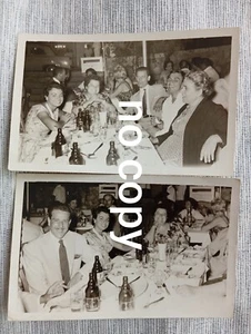 2 x Vintage Fund Original Fotos Griechische Freunde Essen im belebten Restaurant GRIECHENLAND - Bild 1 von 2