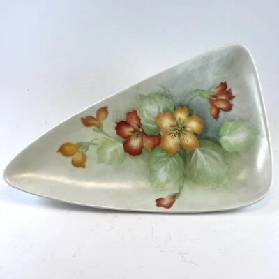 Plato para servir/decoración en forma de triángulo con flores amarillas naranjas sobre MCM blanco Foto 1 de 4