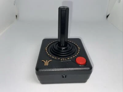 Joystick controlador de videojuegos inalámbrico Atari encendido Foto 1 de 4