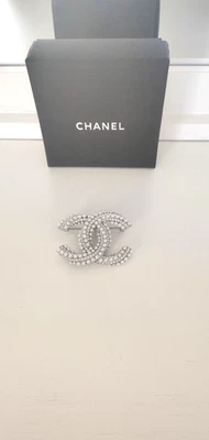 Pre-owned CHANEL Pearl Crystal Silver Tone Brooch  - Image 1 of 4