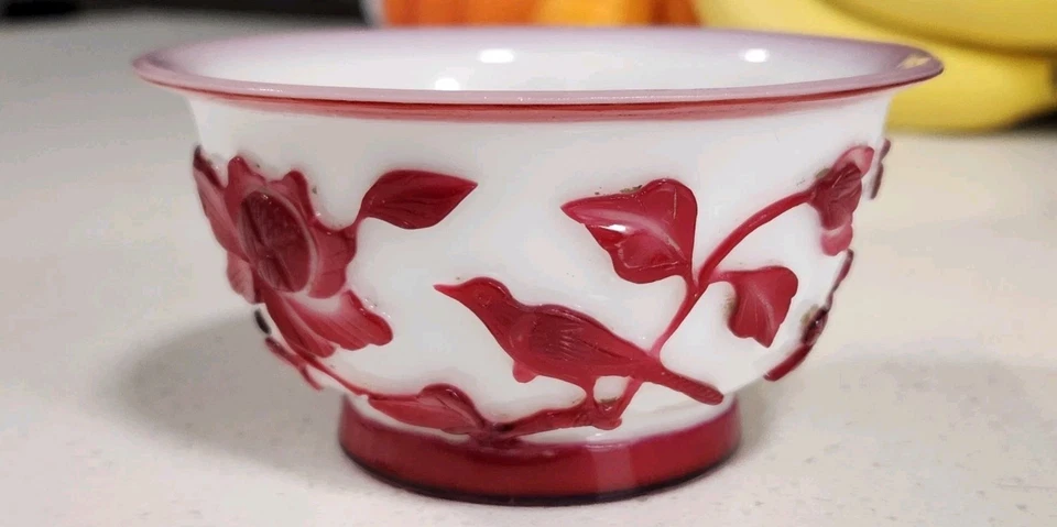 Antiguo cuenco floral chino tallado de vidrio de Pekín rojo profundo dinastía Qing tardía Foto 1 de 4