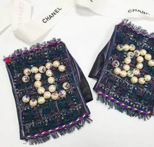 Chanel Tweed Lambskin Pearl CC Logo Mittens - Imagen 1 de 7